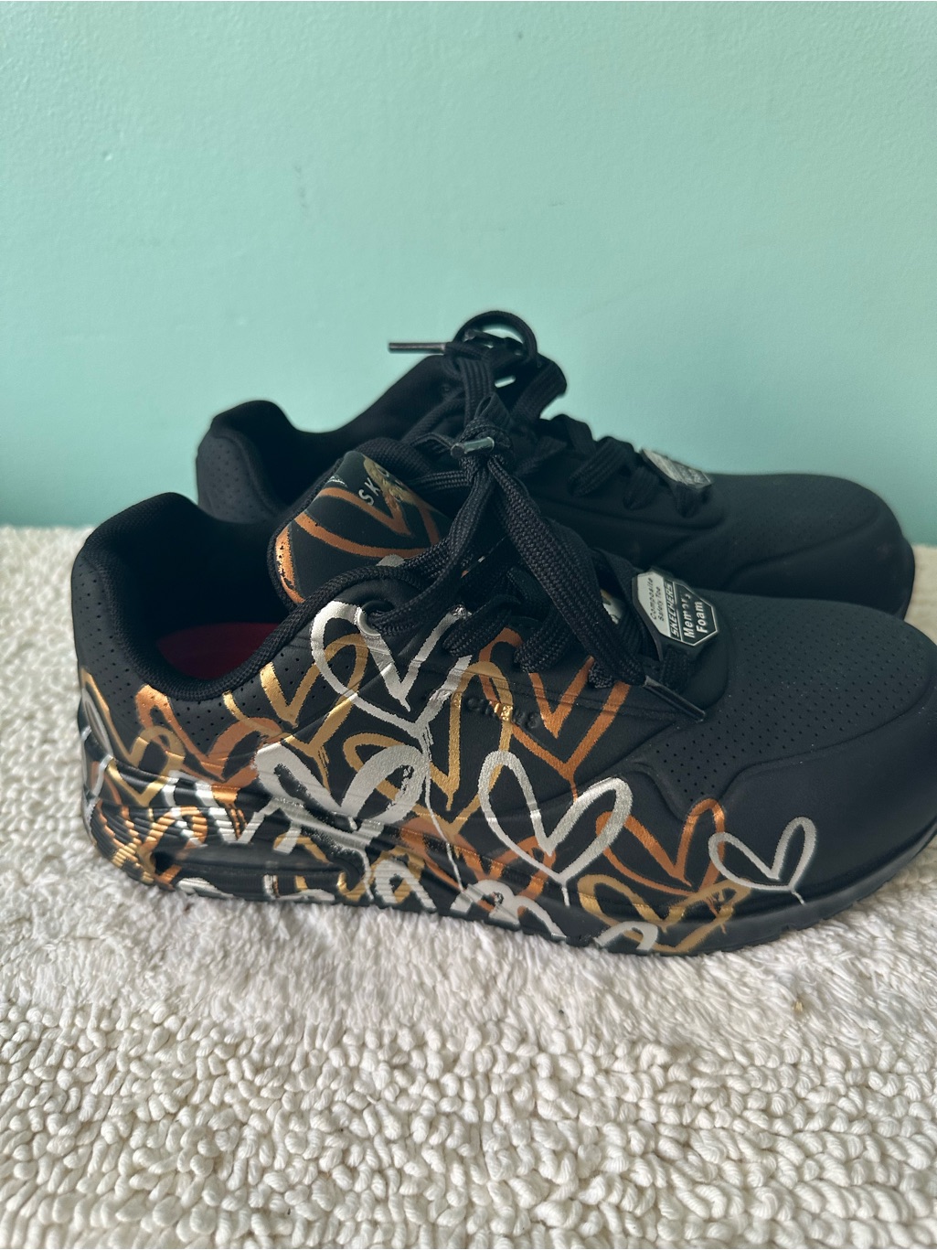 Skechers Black Sneaker With Red Insole